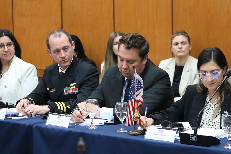 Memorándum de entendimiento entre Estados Unidos y Uruguay Autoridades participando del la reunión y exponiendo durante el encuentro