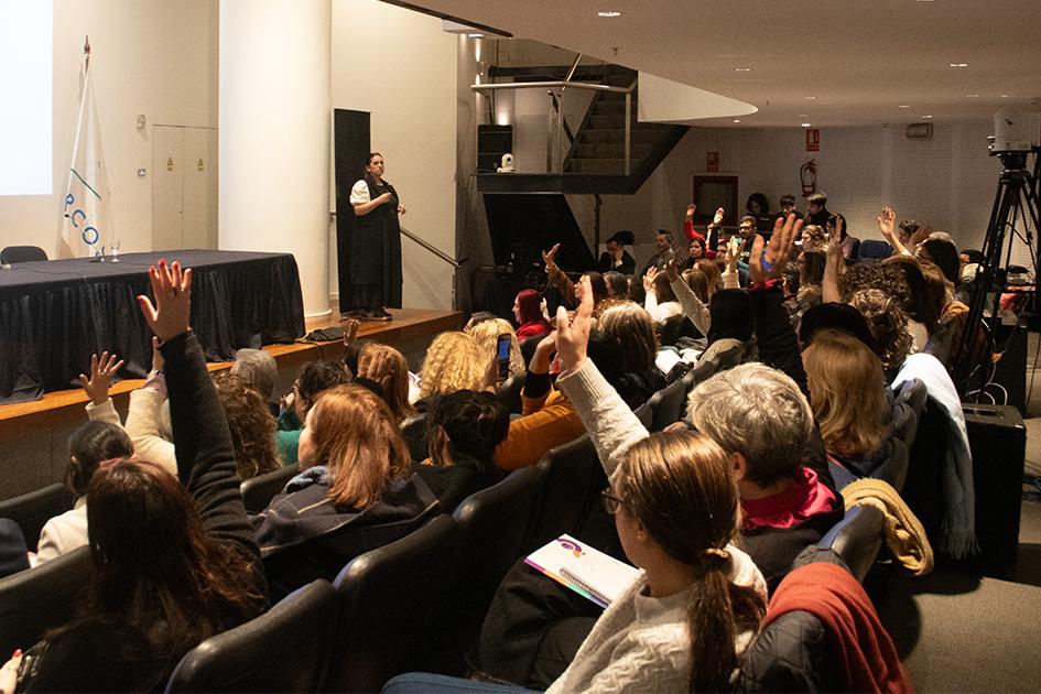 Jornadas de Ciudadanía Digital 2024 Personas levantando la mano en las Jornadas de Ciudadanía Digital