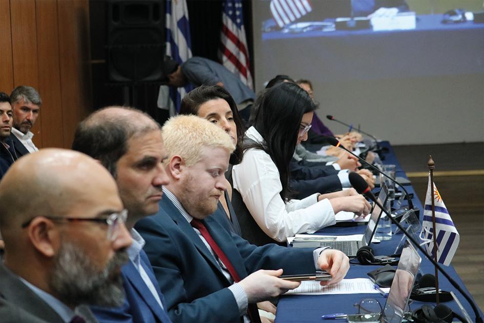 Memorándum de entendimiento entre Estados Unidos y Uruguay Autoridades participando del la reunión y exponiendo durante el encuentro