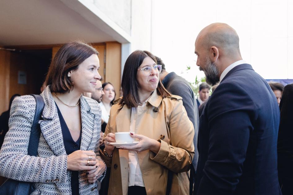 Evento Agesic 2024 Personas conversando en el evento