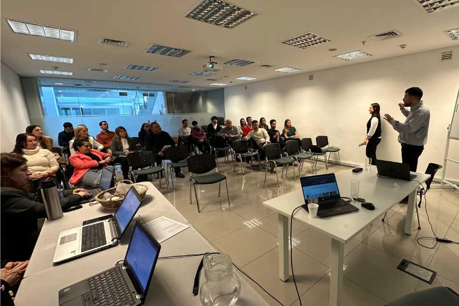 Buenas prácticas para intercambiar expedientes digitales Personas participando del taller sobre buenas prácticas para intercambiar expedientes digitales