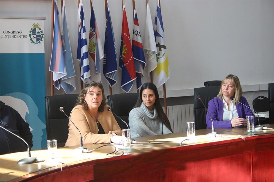 Representantes del Congreso de Intendentes y Agesic. Representantes del Congreso de Intendentes, Agesic escuchando las ideas sobre la implantación.
