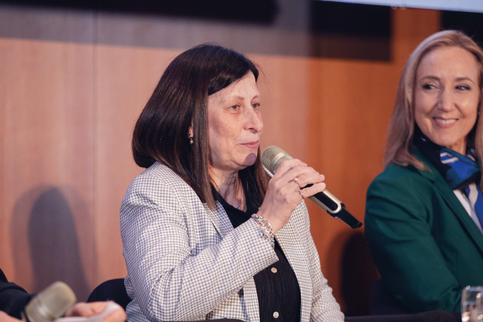 Mariela Espino gerenta general del BROU y Bárbara Mainzer directora ejecutiva ABPU Mariela Espino exponiendo sus ideas mientras que Bárbara Mainzer escucha.