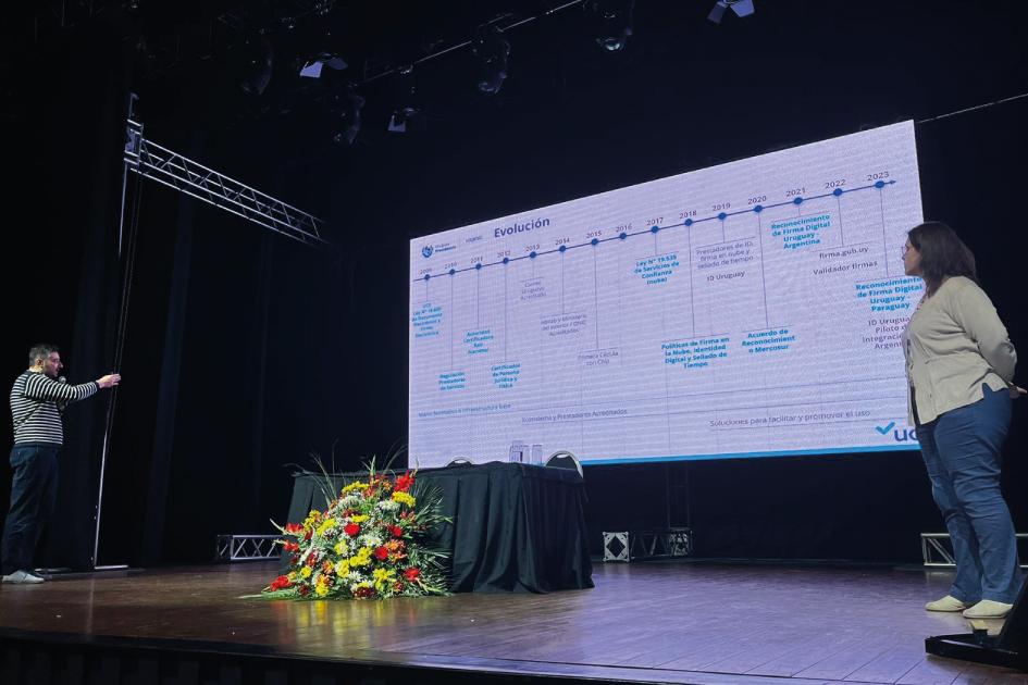 Se firmó convenio con el Congreso Nacional de Ediles para impulsar la transformación digital Autoridades exponiendo en sala sobre el convenio firmado