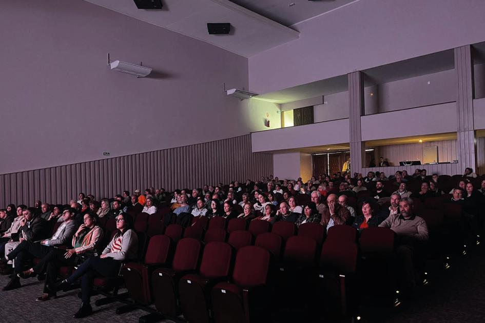 Se firmó convenio con el Congreso Nacional de Ediles para impulsar la transformación digital Personas sentadas en el auditorio escuchando con atención la presentación