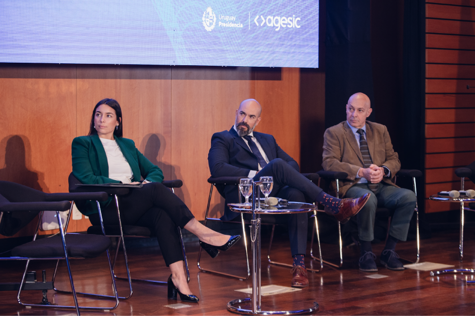 Mariana Cabrera, Hebert Paguas, Hugo Odizzio Mariana Cabrera, Hebert Paguas, Hugo Odizzio en el panel de cierre del evento Agesic 2024