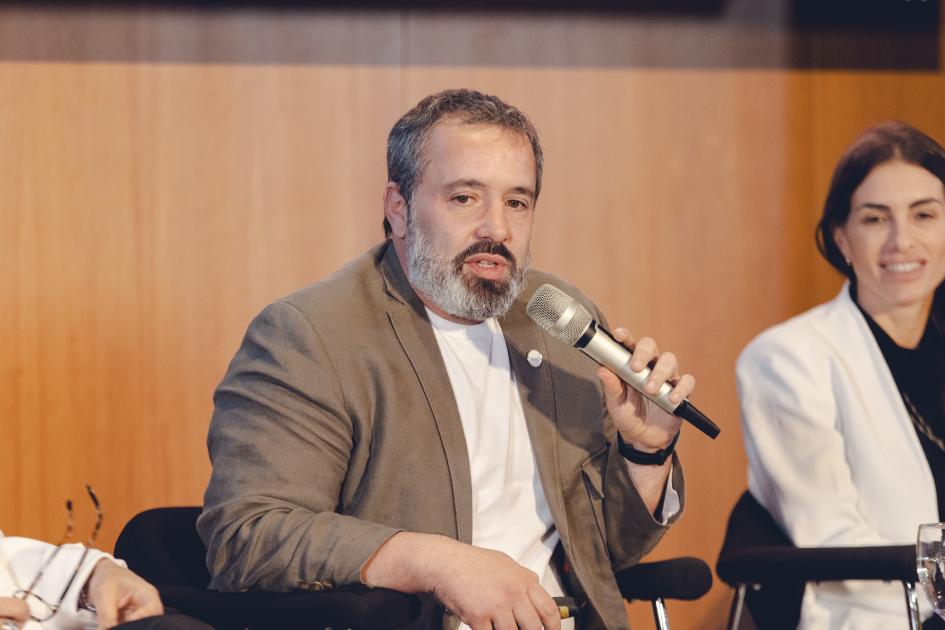 Juan Marrero, director de Utec y Agustina Perez Comenale, profesora de la UM Juan Marrero, director de UTEC exponiendo durante el panel