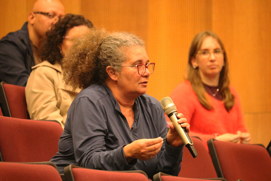 Una mujer realizando una consulta a los expositores