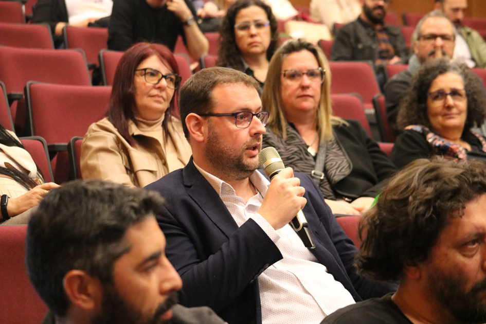 Una hombre realizando una consulta a los expositores