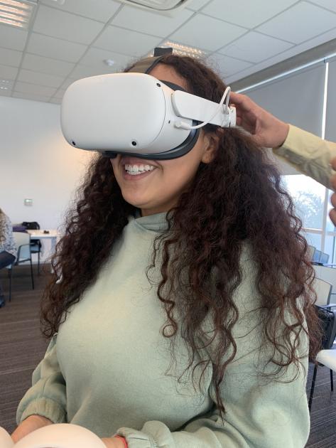 Alumna del liceo Nº 37 con lentes de Realidad Virtual