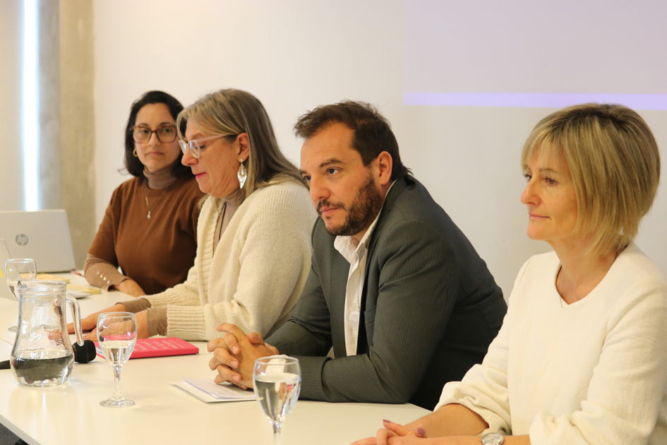 Mesa de apertura: Lucía Pérez, Collette Spinetti, Christian Di Candia, Gabriela Valverde Lucía Pérez, Collette Spinetti, Christian Di Candia, Gabriela Valverde en la mesa de apertura
