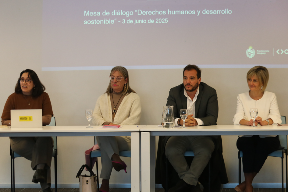 Mesa de apertura: Lucía Pérez, Collette Spinetti, Christian Di Candia, Gabriela Valverde Lucía Pérez, Collette Spinetti, Christian Di Candia, Gabriela Valverde en la mesa de apertura