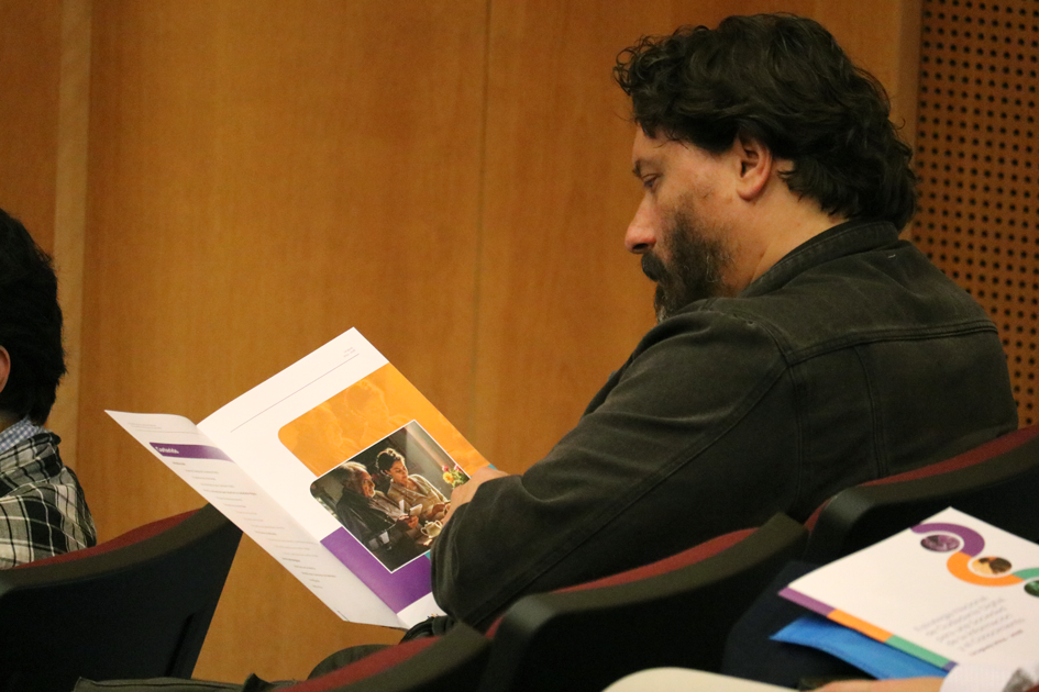 Una hombre en la sala leyendo la Guía