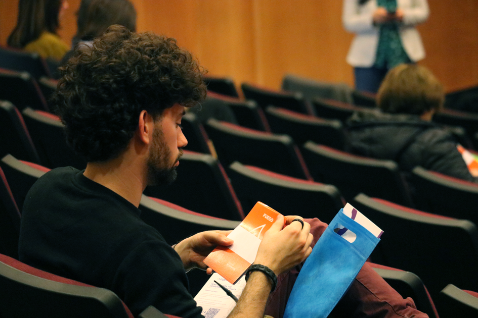 Una joven en la sala mirando materiales didácticos