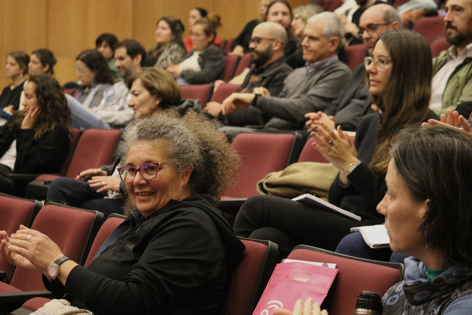 Personas en la sala aplaudiendo