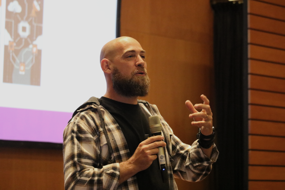 Sebastián Bortnik, especialista en seguridad de la información brindando su charla