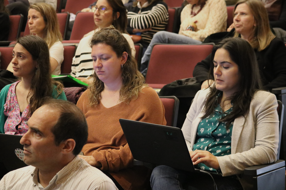 Personas en la sala escuchando las presentaciones
