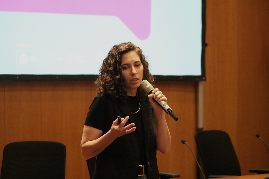 Lucia Fainboim, consultora en ciudadanía y crianza digital brindando su charla