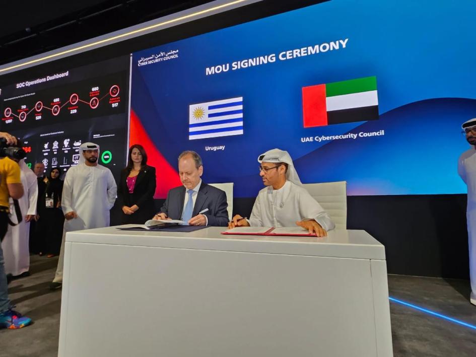 Álvaro Cario Ceriani Moreira y Mohamed Al-Kuwaiti Álvaro Cario Ceriani Moreira y Mohamed Al-Kuwaiti firmando el Memorándum..