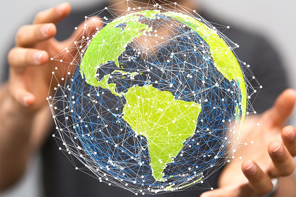Persona sosteniendo un mundo digital entre las manos. Tercera Cumbre de la Voz del Sur Global
