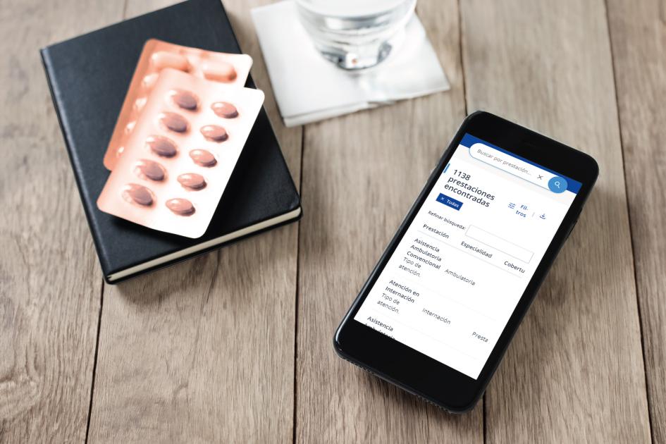 Plan Integral de Atención en Salud (PIAS) Celular sobre una mesa accediendo al Plan Integral de Atención en Salud (PIAS)