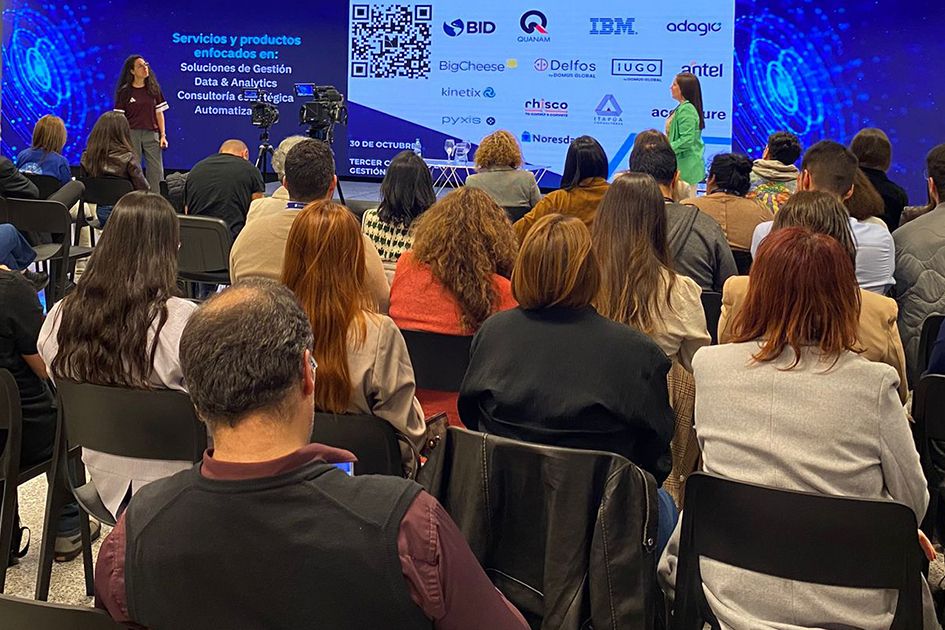 Personas participando del evento DAMA