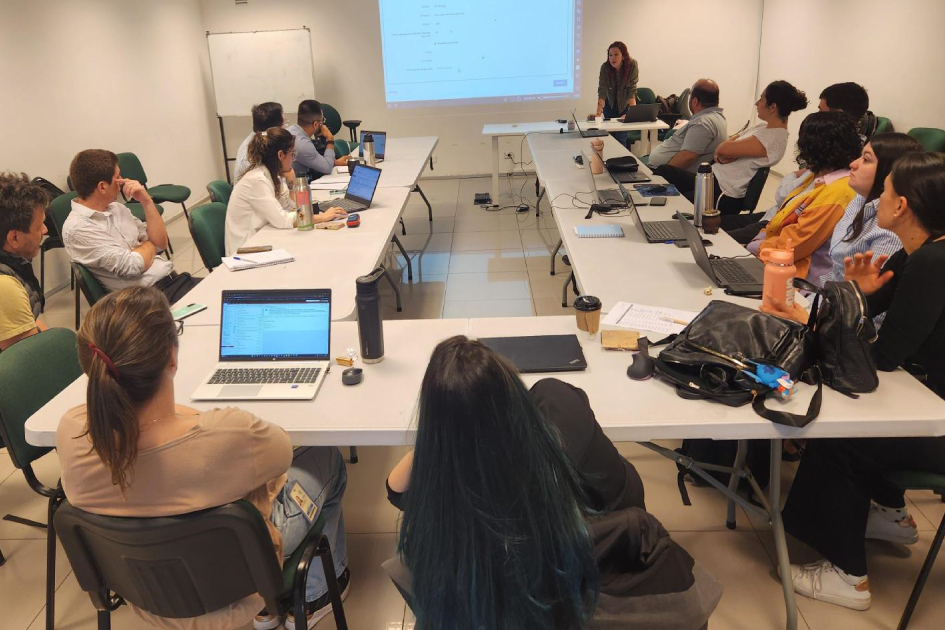 Personas en una sala participando de la capacitación.