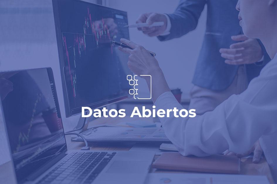 Datos Abiertos Datos abiertos. Persona señalando un monitor.