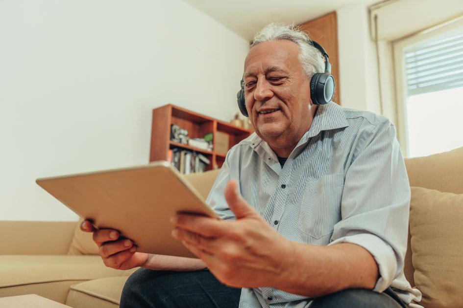 Convertir texto en audio: nueva herramienta para páginas web Persona utilizando auriculares para escuchar el contenido de un dispositivo