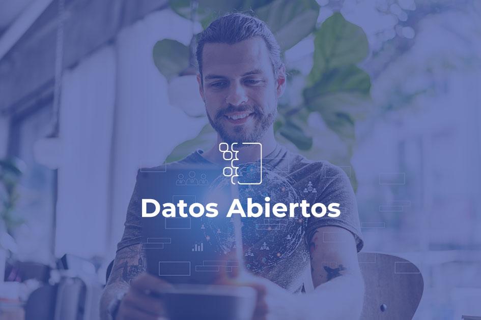 Recomendaciones técnicas sobre Datos Abiertos Datos Abiertos. Persona utilizando un celular.