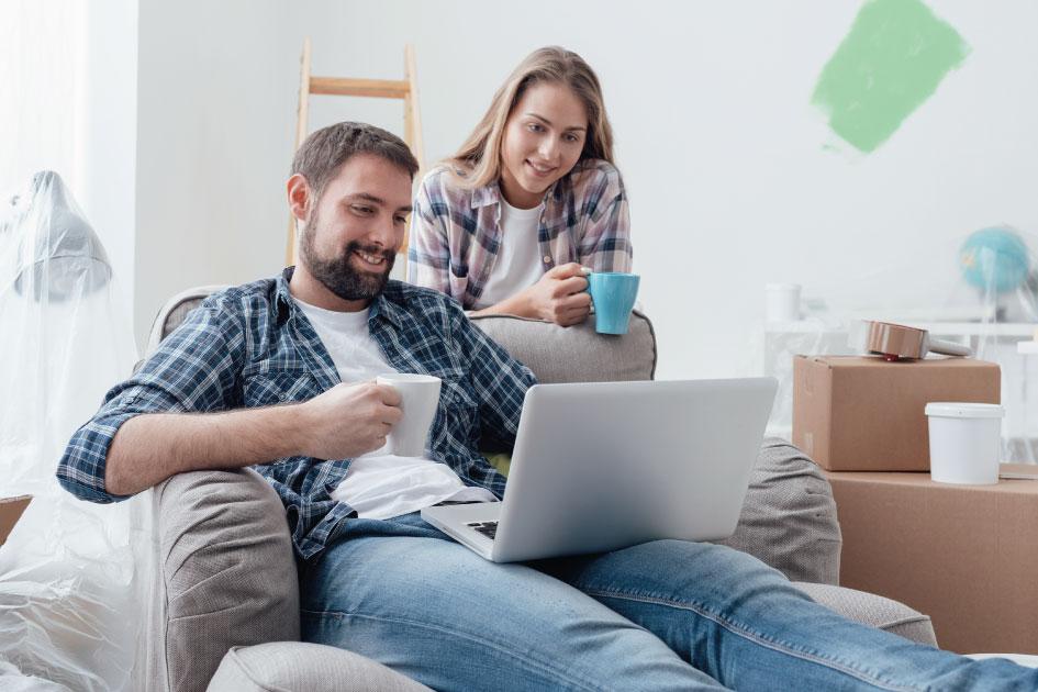 Nuevo servicio en línea: declaración digital de domicilio Dos personas utilizando una computadora