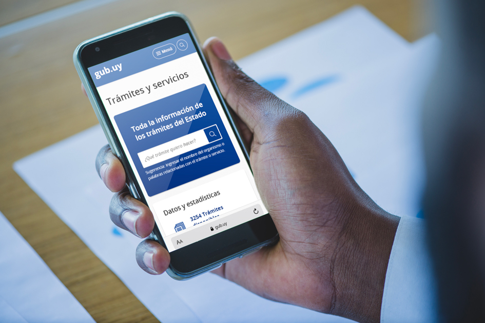 Pantalla de celular donde se muestra el Catálogo de trámites y servicios del Estado