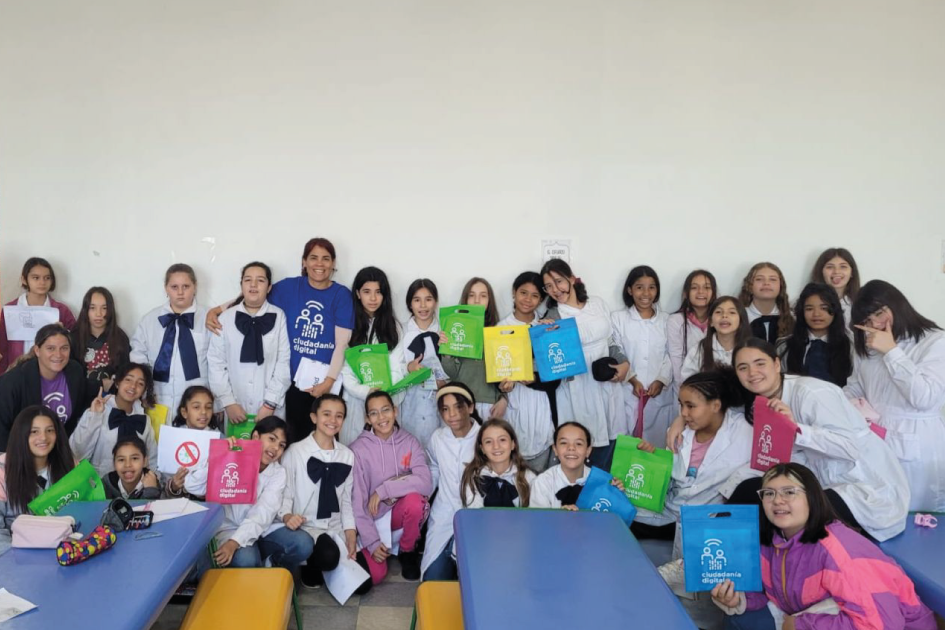 Alumnas de la Escuela 131 durante durante el taller. Alumnas de la Escuela 131 participando en el taller del Día de las Niñas en las TIC.