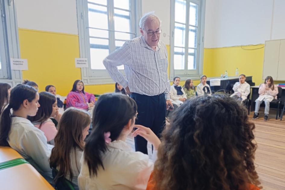 Daniel Mordecki, director ejecutivo de Agesic, y alumnas de la Escuela 131. Daniel Mordecki exponiendo en la Escuela 131 durante el taller del Día de las Niñas en las TIC