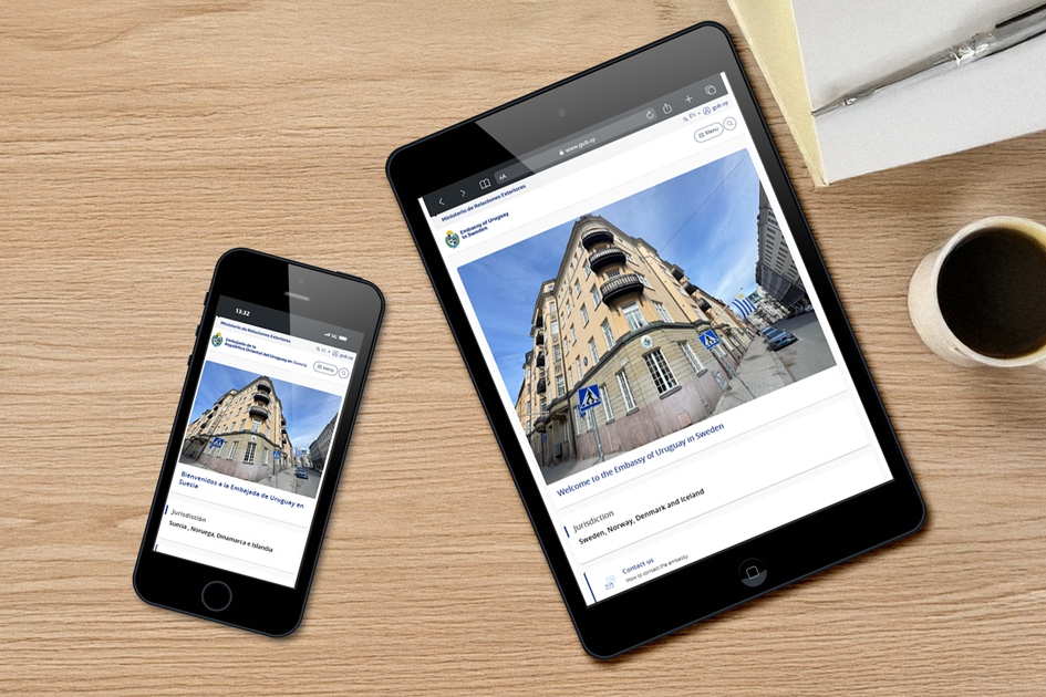Sitio web de la Embajada de Uruguay en Suecia en gub.uy Un celular y una tablet donde se visualiza el sitio de la Embajada en inglés y en español