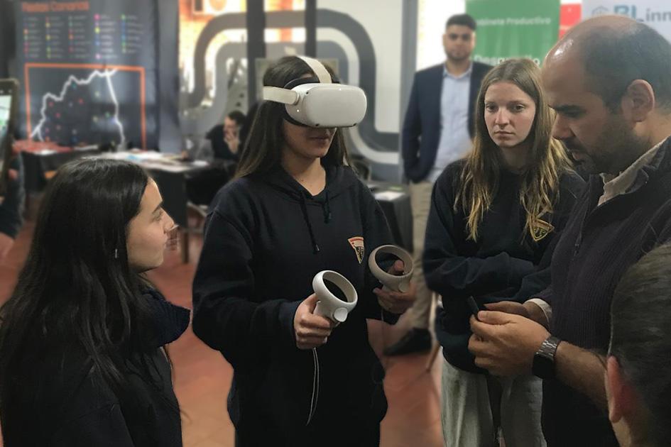 Semana de la Innovación tecnológica y comunitaria Joven utilizando los lentes de realidad virtual en la Semana de la Innovación tecnológica
