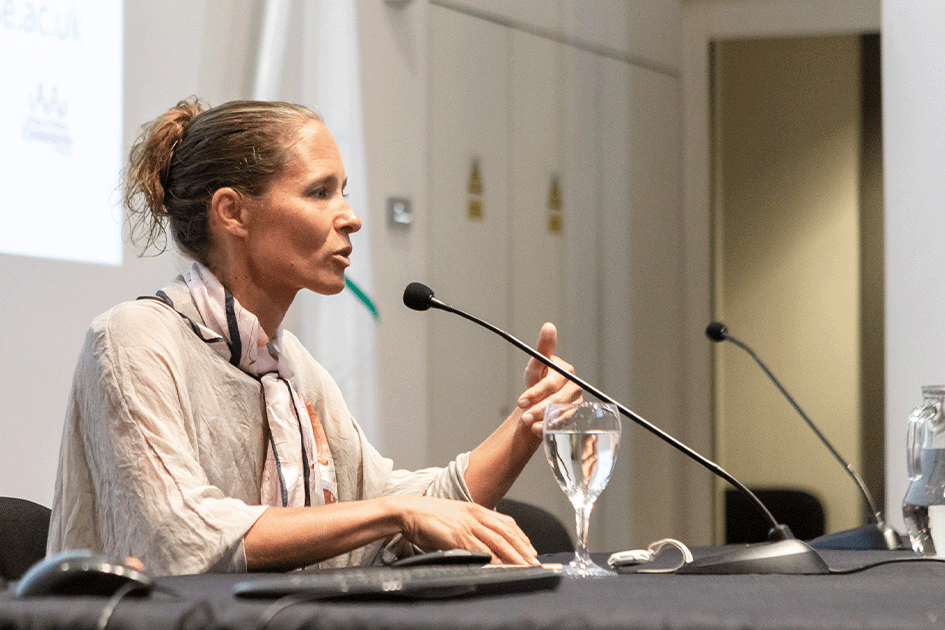 Ellen Helsper hablando durante la conferencia