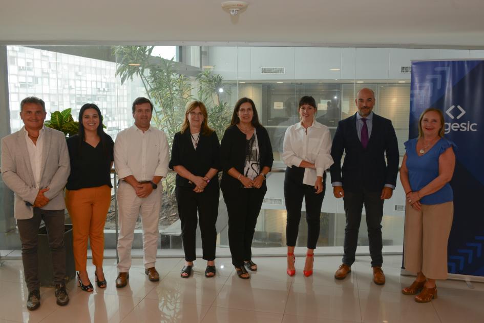 Integrantes del gobierno de Argentina y Agesic durante la visita del 2 de febrero Integrantes del gobierno de Argentina y Agesic durante la visita del 2 de febrero