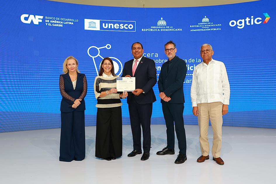 Tercera Cumbre Ministerial y de Altas Autoridades sobre la Ética de la Inteligencia Artificial Autoridades de Uruguay y República Dominicana con el acta de traspaso de mando de la presidencia
