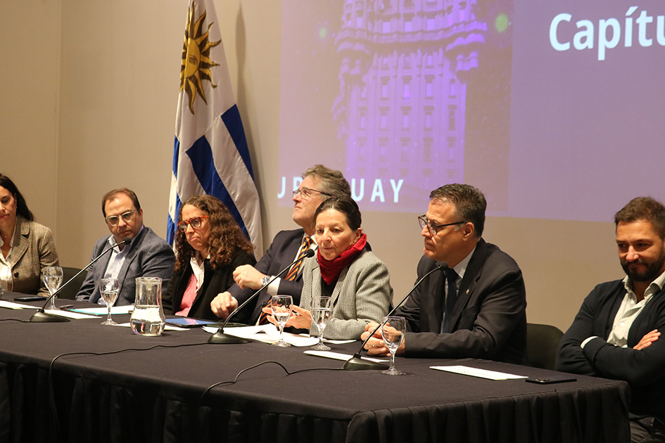 Integrantes del panel de autoridades Integrantes del panel de autoridades respondiendo a las consultas de la moderadora