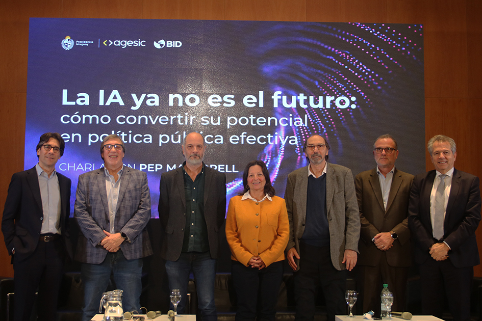 Pep Martorell, Amilcar Perea, Javier Baliosian, Cristina Zubillaga, Jorge Abin, Bruno Gili, Luis Ros Autoridades participantes de la charla de pie sobre el escenario