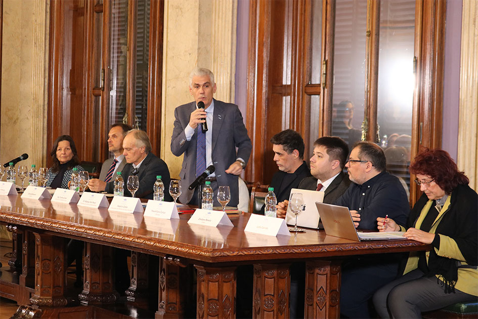 Autoridades en la mesa de presentación del lanzamiento de la consulta pública