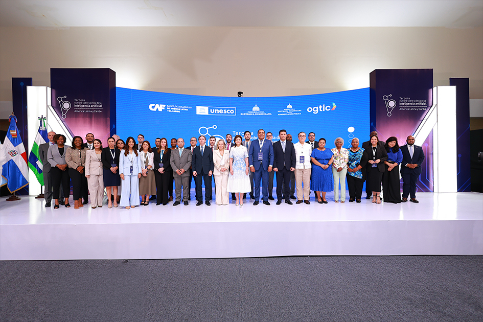 Tercera Cumbre Ministerial y de Altas Autoridades sobre la Ética de la Inteligencia Artificial Autoridades de pie para una foto en la Tercera Cumbre