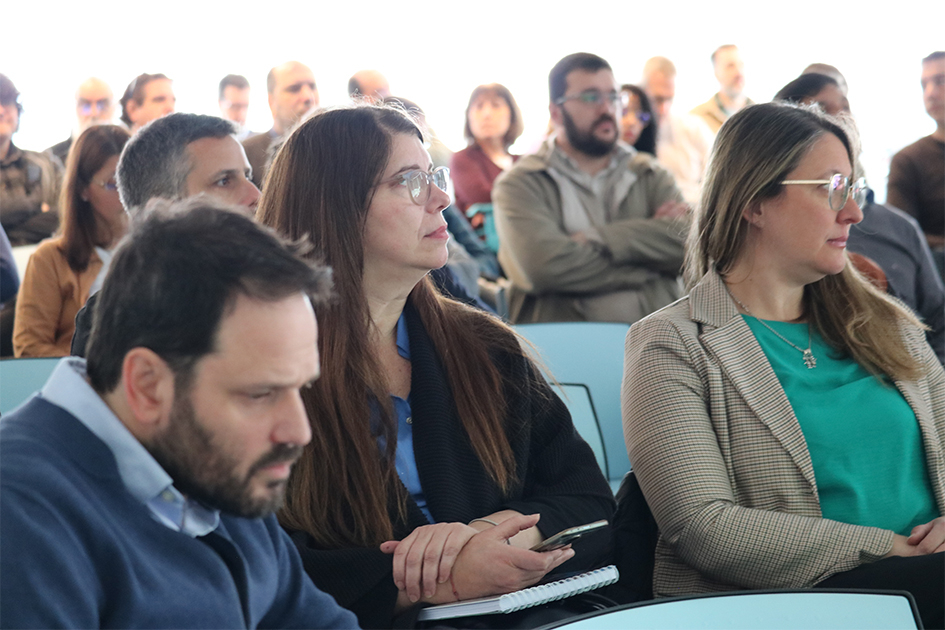Personas en sala prestando atención