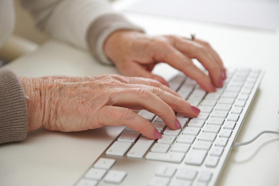 manos en teclado manos en teclado