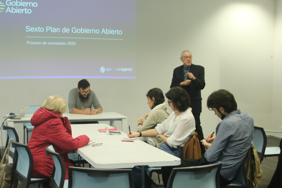 Participantes de la mesa de diálogo del Sexto Plan de Gobierno Abierto Participantes de la mesa de diálogo del Sexto Plan de Gobierno Abierto