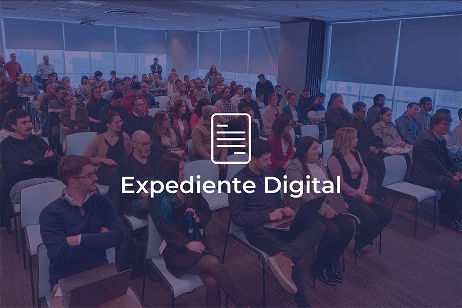 Mejora en el proceso de reportes de incidentes y solicitudes de expediente digital. Personas en una sala participando de la presentación de Expediente Digital.