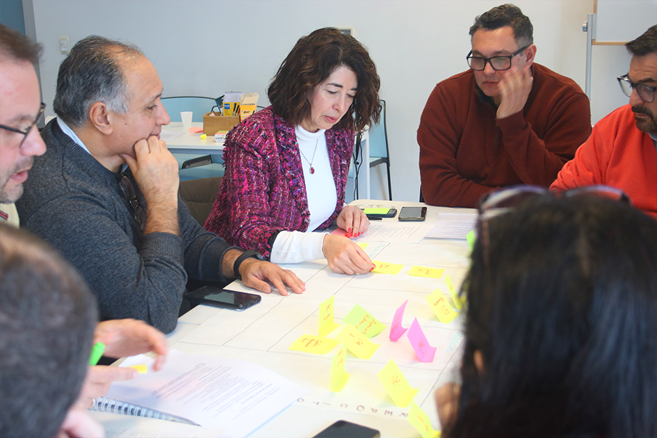 Encuentros de tecnologías de la información Personas en las mesas de trabajo participando del Encuentro de TI pegando post-it