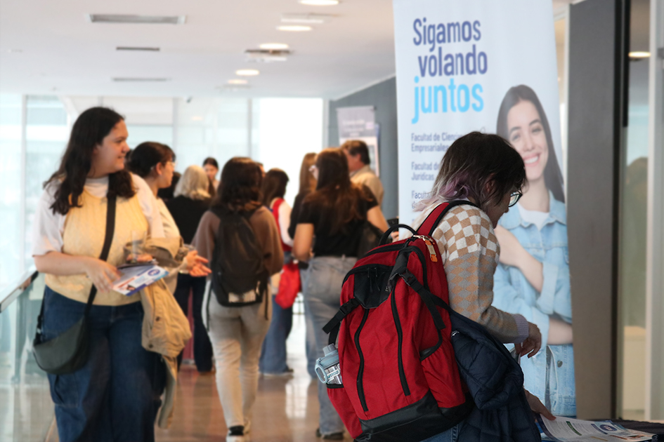 Feria de Mentorías en Ciberseguridad. Jóvenes en la Feria de stands.
