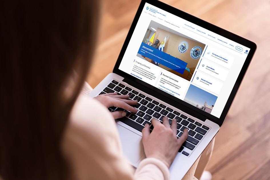 Embajada de Uruguay en Colombia se suma a gub.uy Persona entrando al portal de la Embajada de Uruguay en Colombia